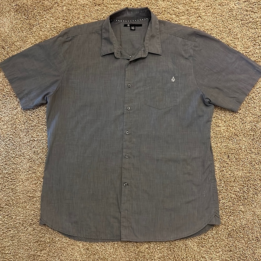 Volcom short sleeve collared button up shirt with front pocket size XL